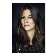 Profesora de apoyo especializada en el área de la comunicación: redacción, creación de marca personal, oratoria y marketing digital